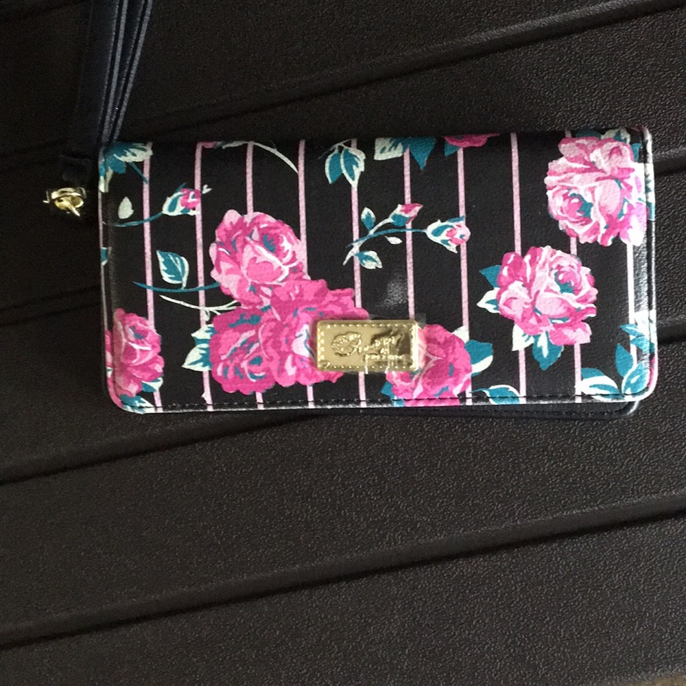 Wallet and speaker